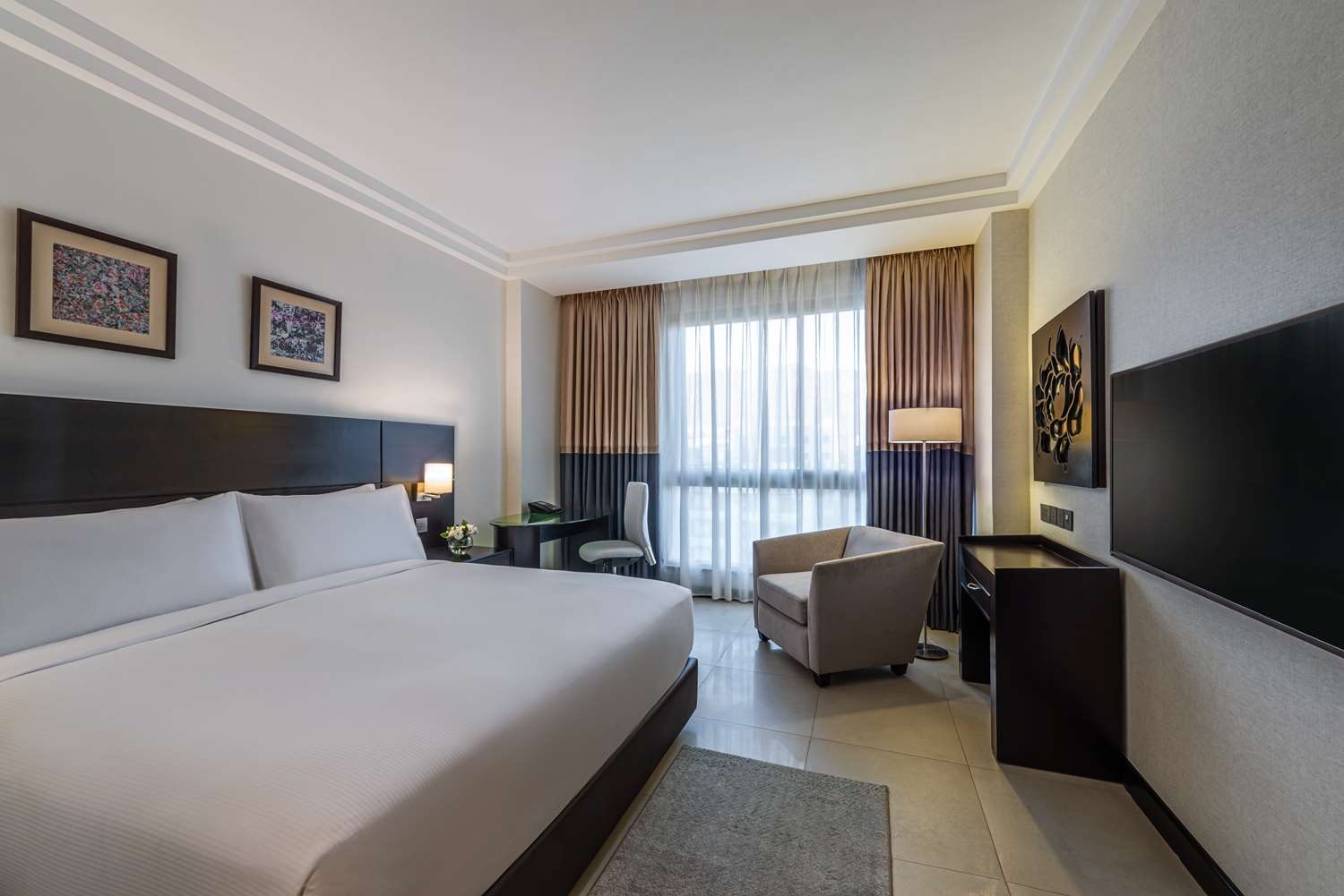 غرفة بسرير كينج بإطلالة على المدينة لذوي الإعاقة