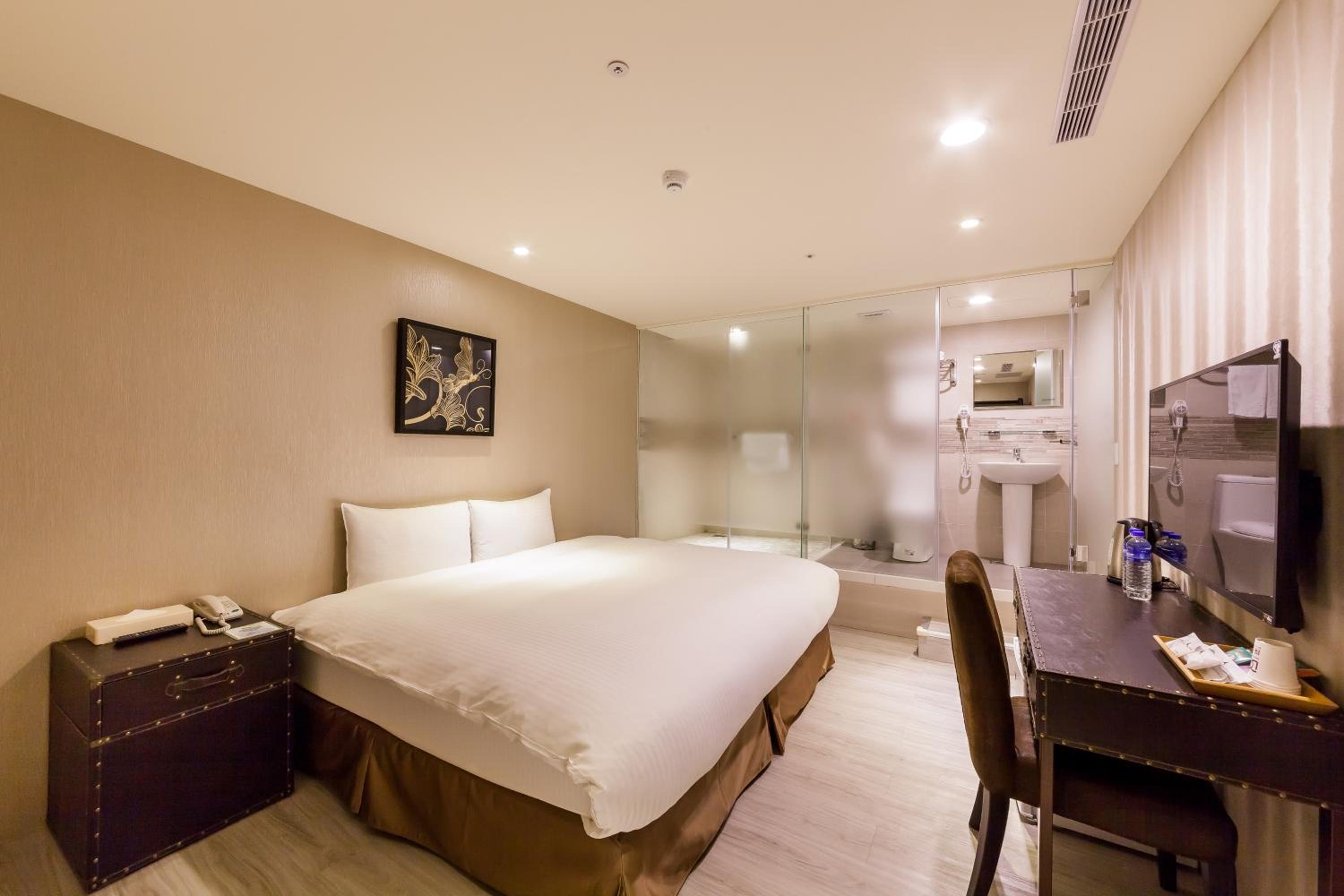 Standard, Queen Bed, No Window