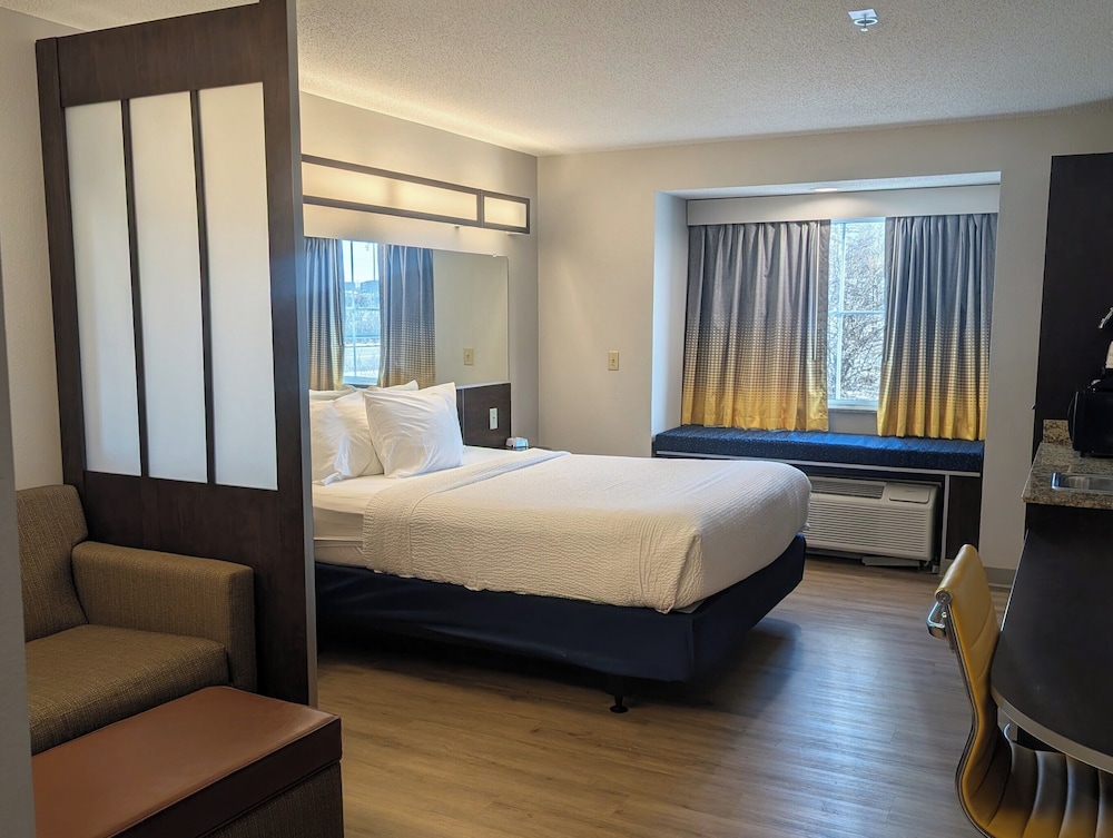 Microtel Inn Suites by Wyndham Wheeling at the Highlands 10/36