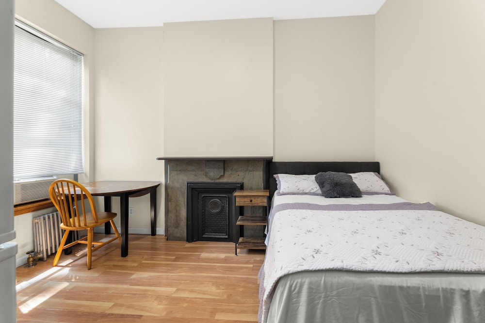 STUDIO, DOUBLE BED, KITCHEN, BATHTUB