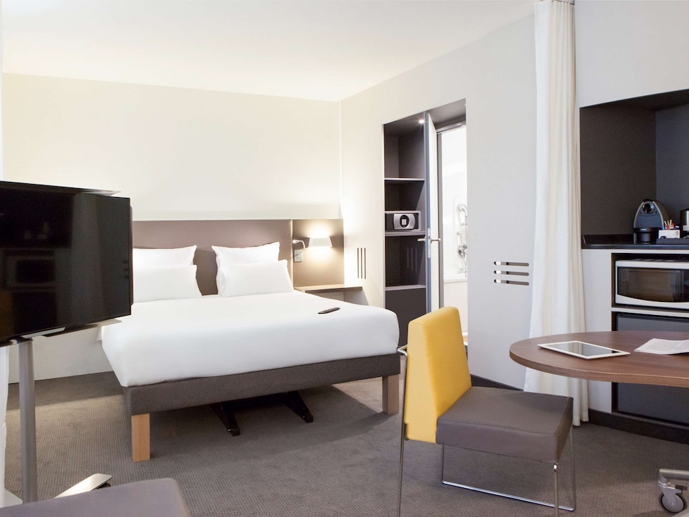 غرفة تنفيذية ثلاثية بسرير مزدوج مع أريكة، Novotel Suites Paris Stade De France 5/10