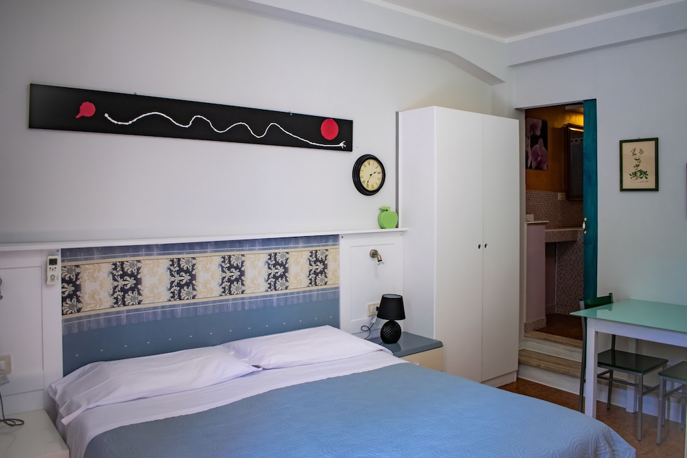 STANDARD, DOUBLE OR TWIN BED, KITCHENETTE