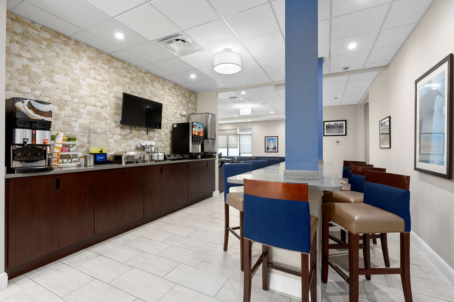 Comfort Inn & Suites Hazelwood - St. Louis 20/21