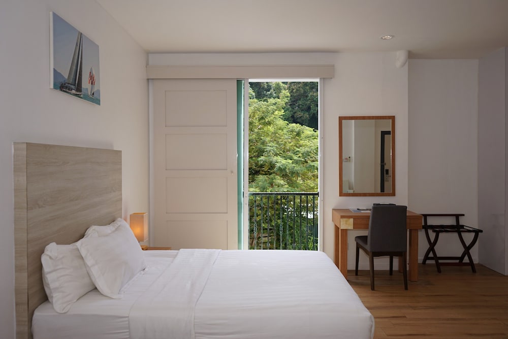 Deluxe, King Bed, Hill View