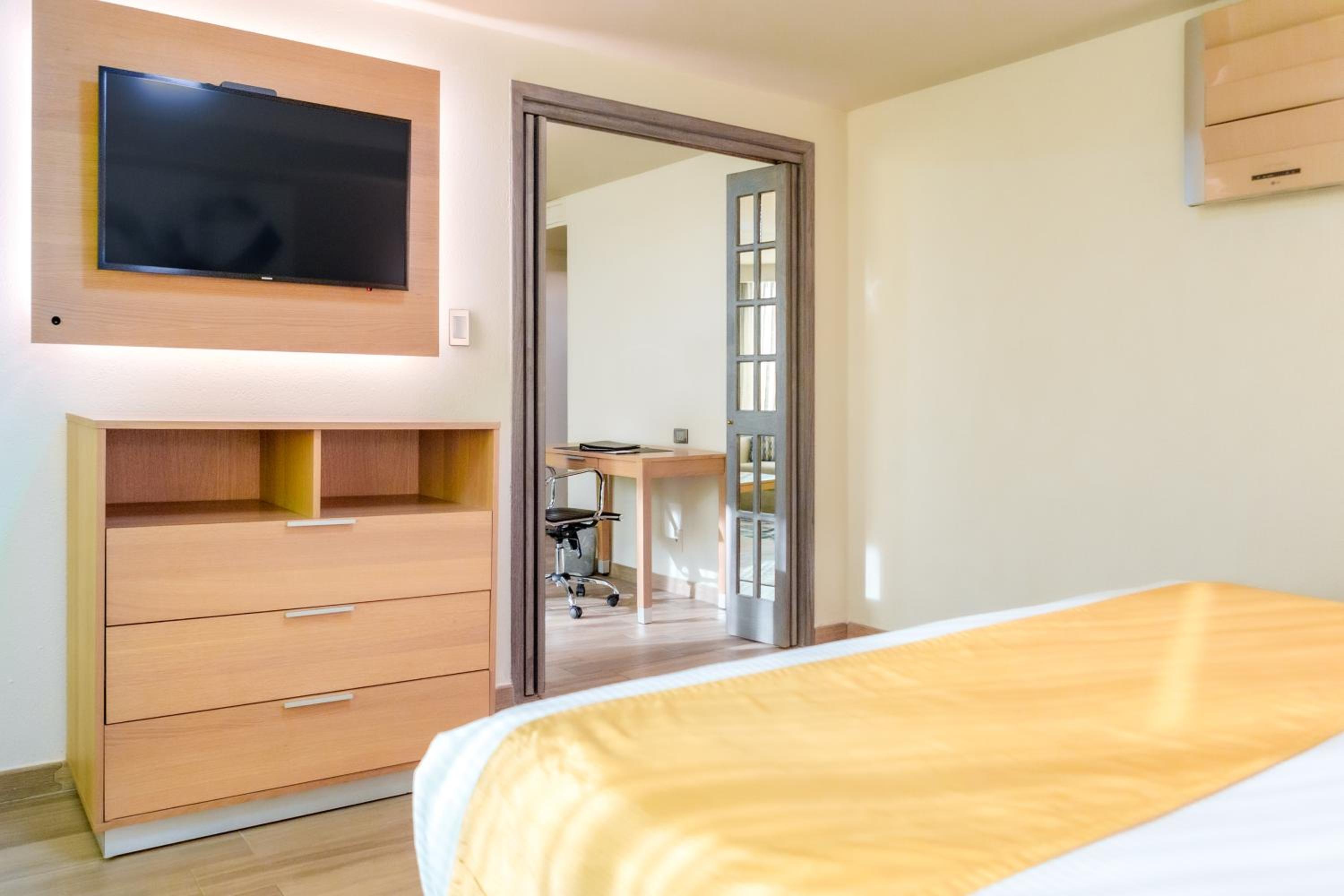 Suite, King Bed, Sofa