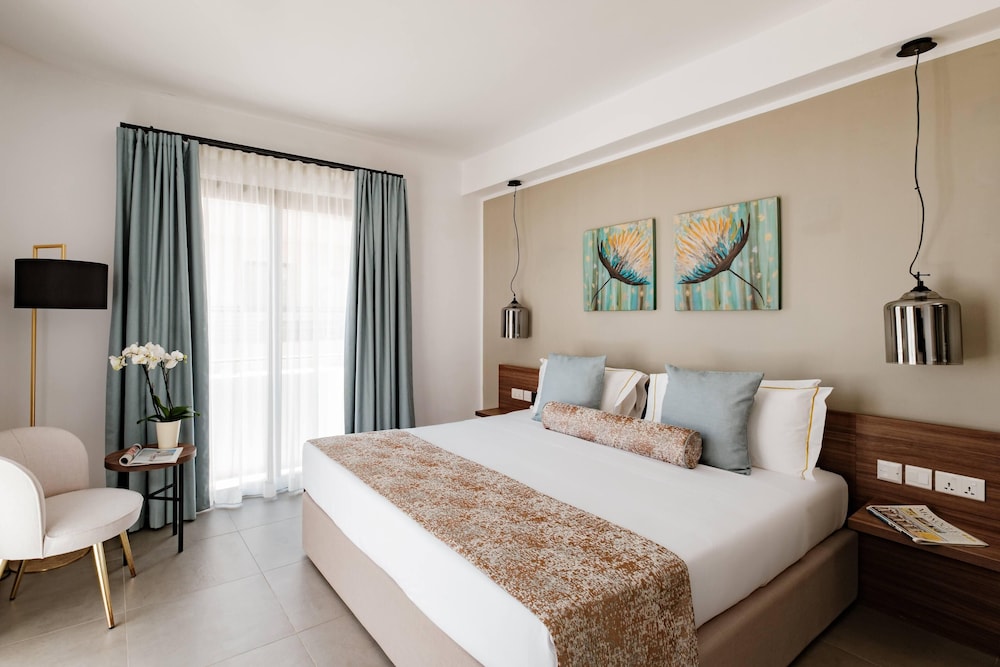 SUPERIOR, DOUBLE OR TWIN BED