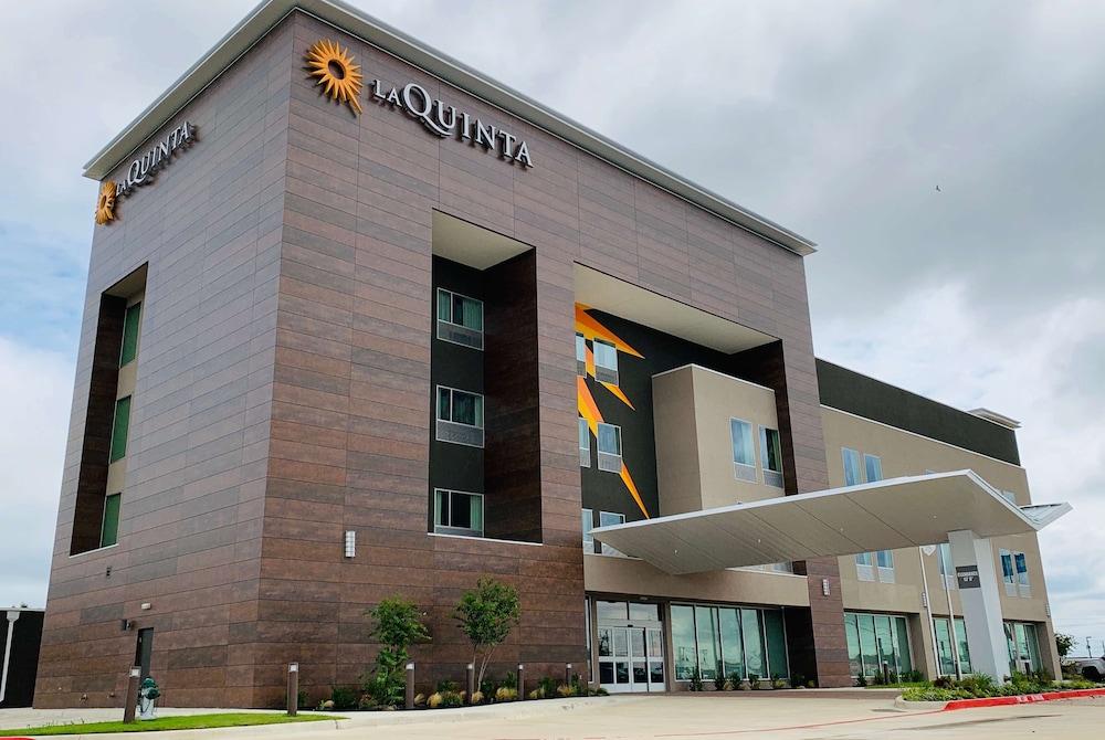 La Quinta Inn & Suites by Wyndham - Red Oak TX IH-35E 3/23