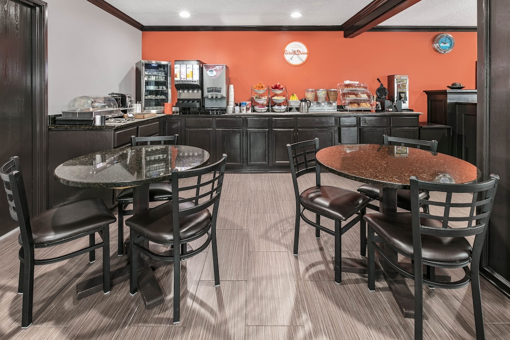 Howard Johnson by Wyndham New Braunfels 16/23