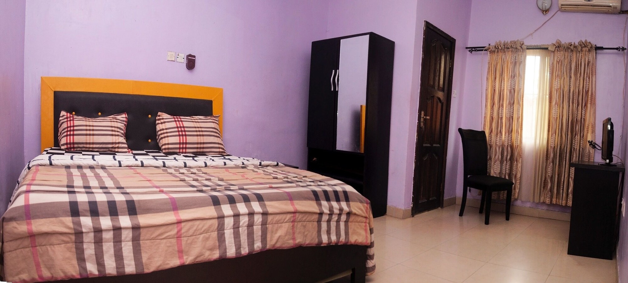 EXECUTIVE, KING BED