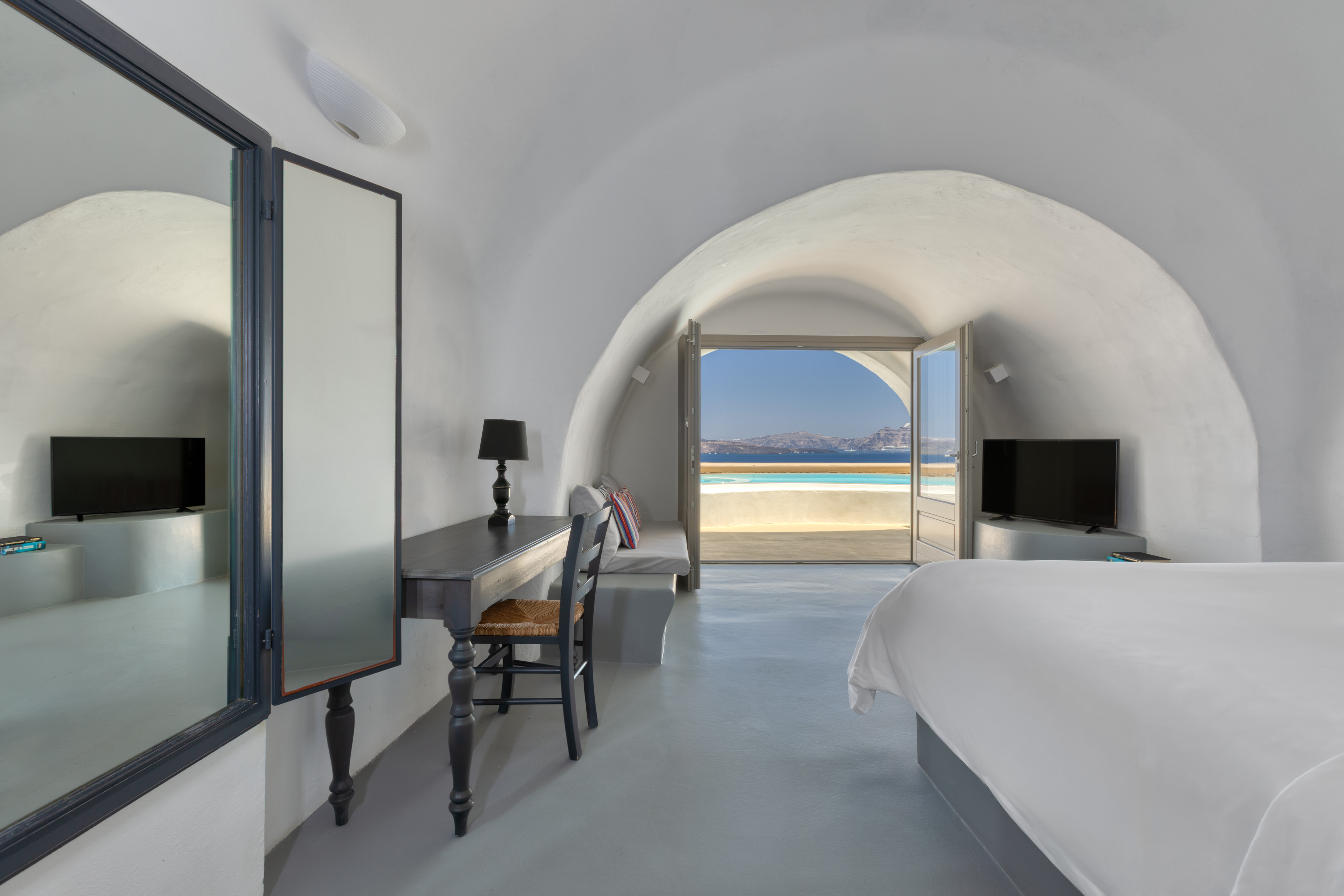 Deluxe Cave Suite Private Pool Caldera View