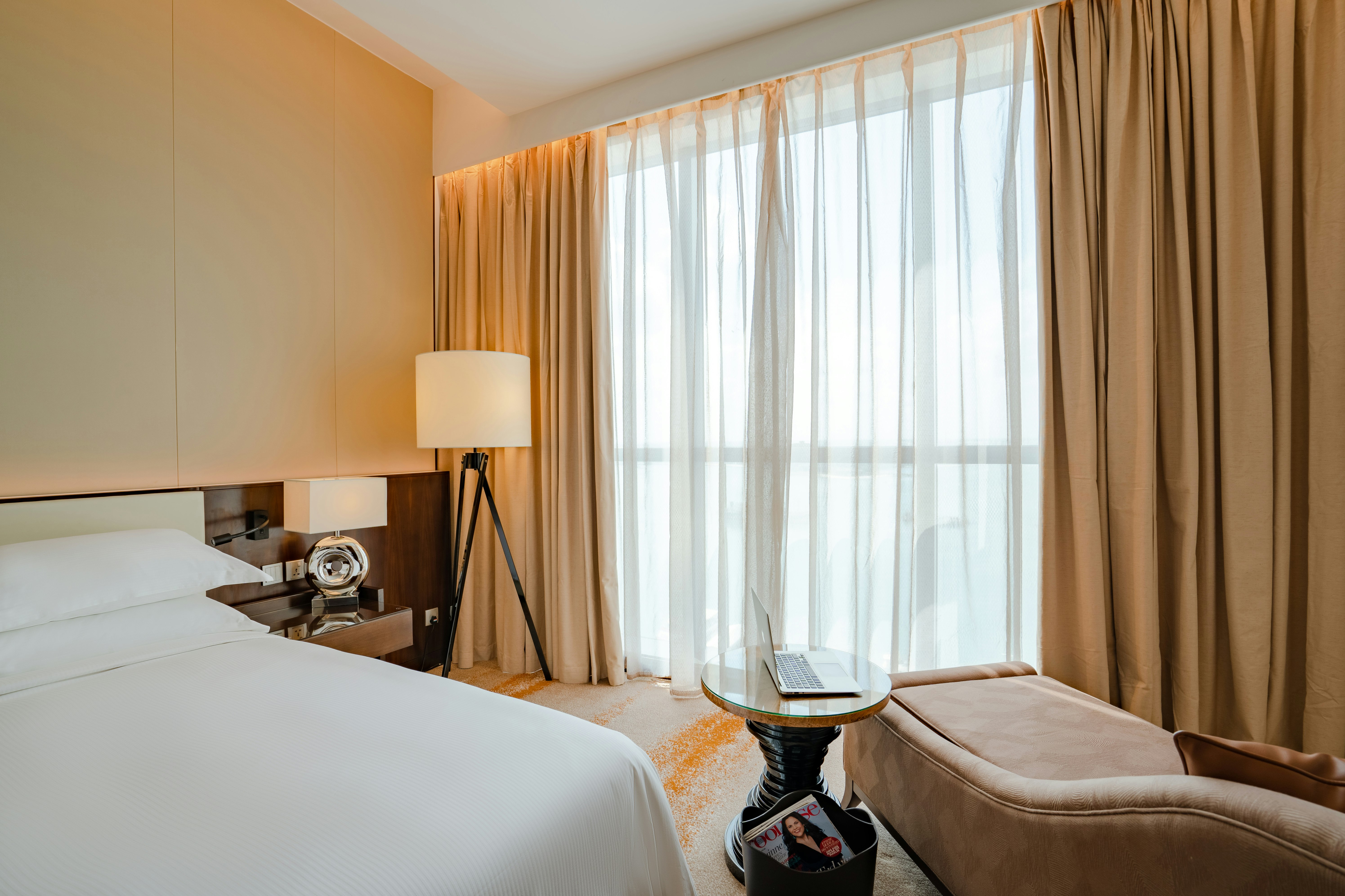 Room, King Bed, Sea or City View، Johari Rotana 2/5