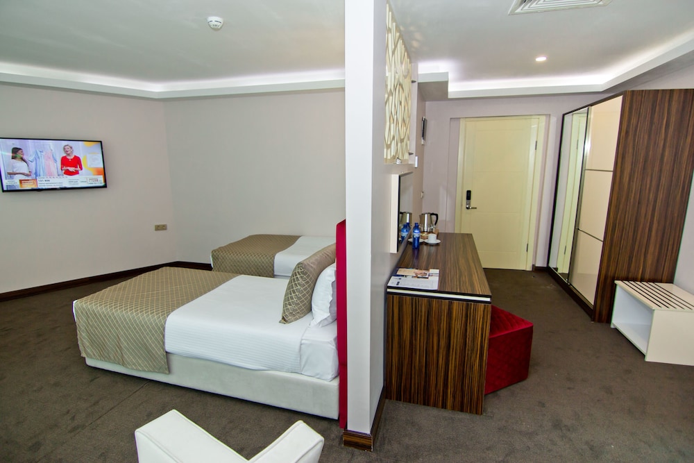Sky Tower Hotel 26/68