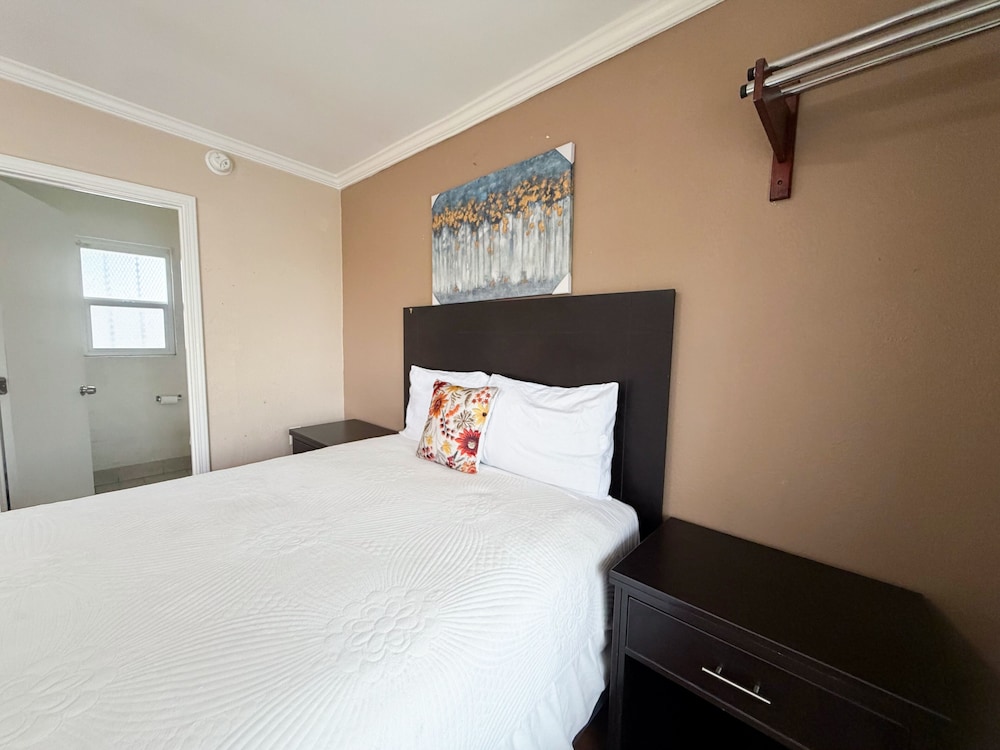 Royal Inn and Suites 21/42