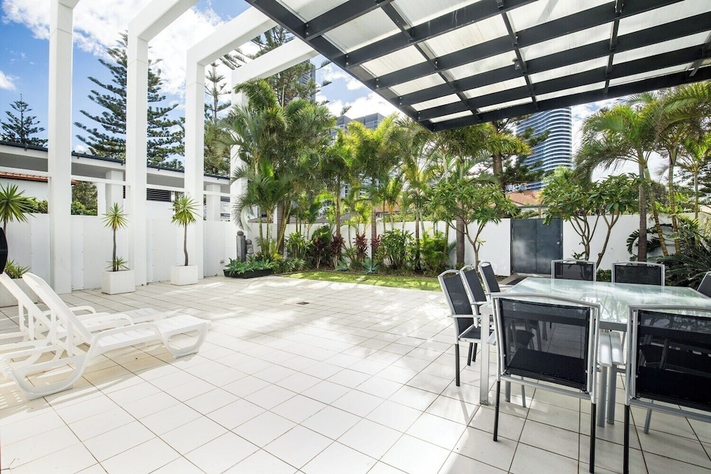 Ultra Broadbeach 63/72