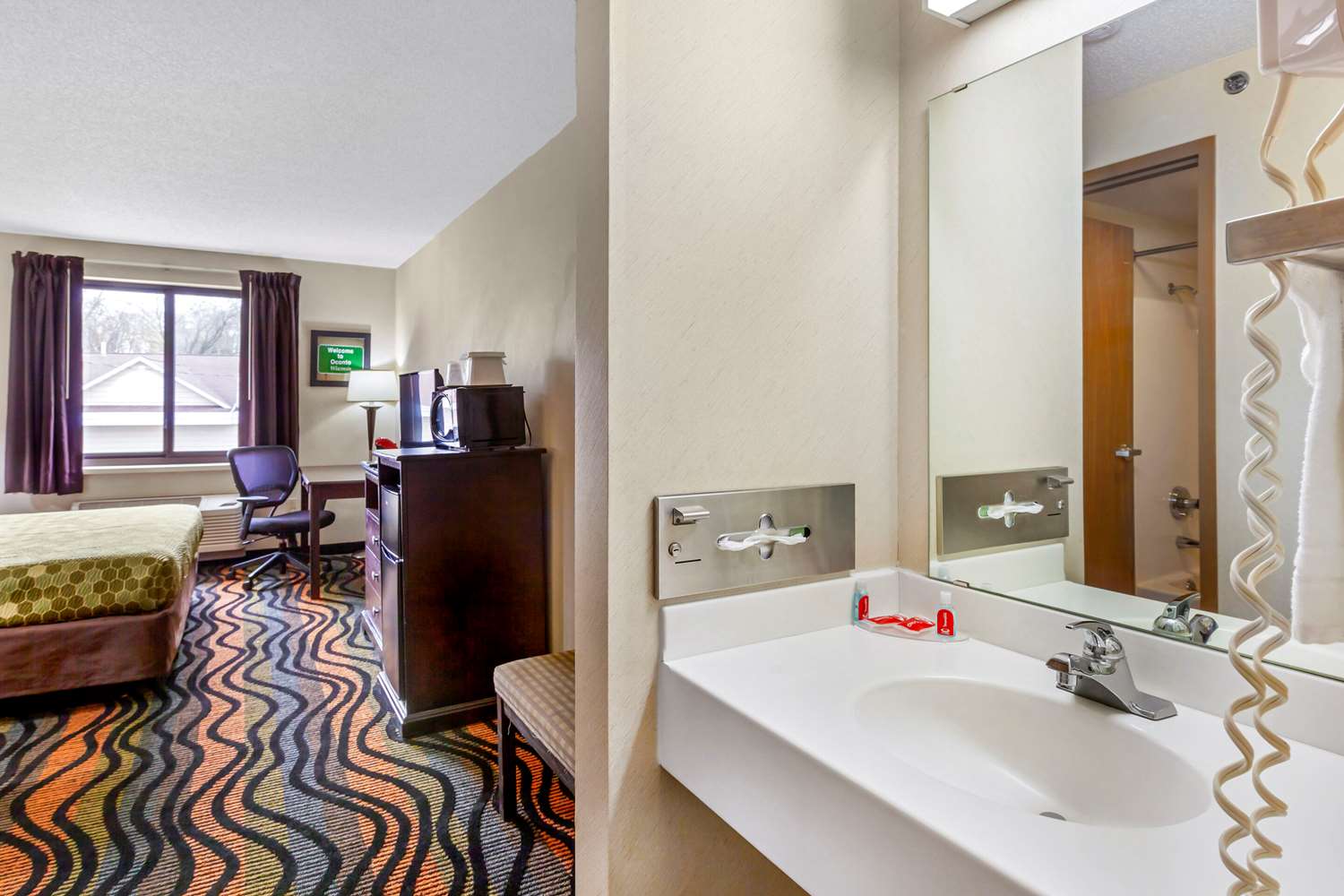 Econo Lodge Inn and Suites Oconto WI 30/30