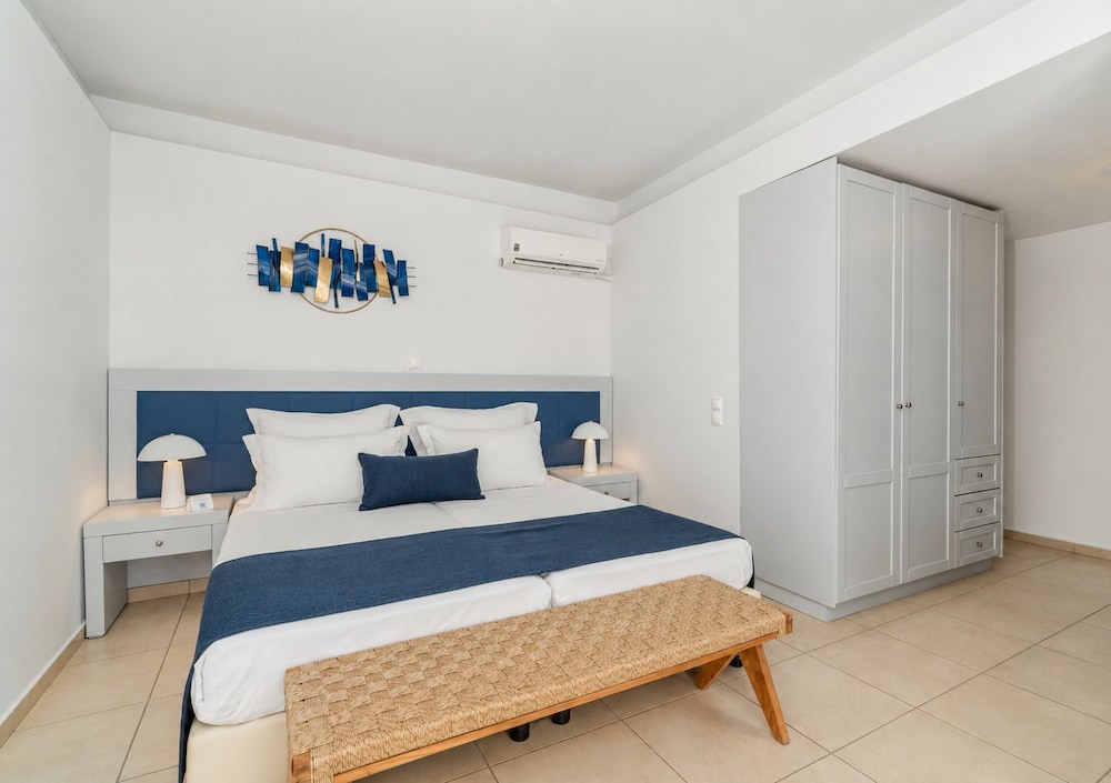Classic, Twin Beds, Lateral Side Sea View