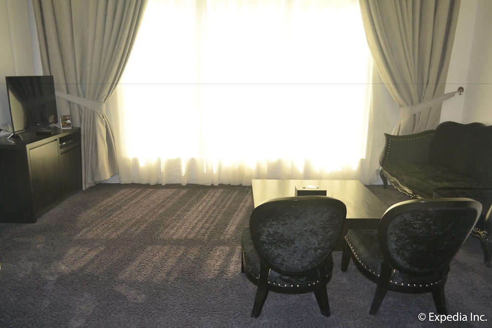 The Penthouse Hotel 34/50
