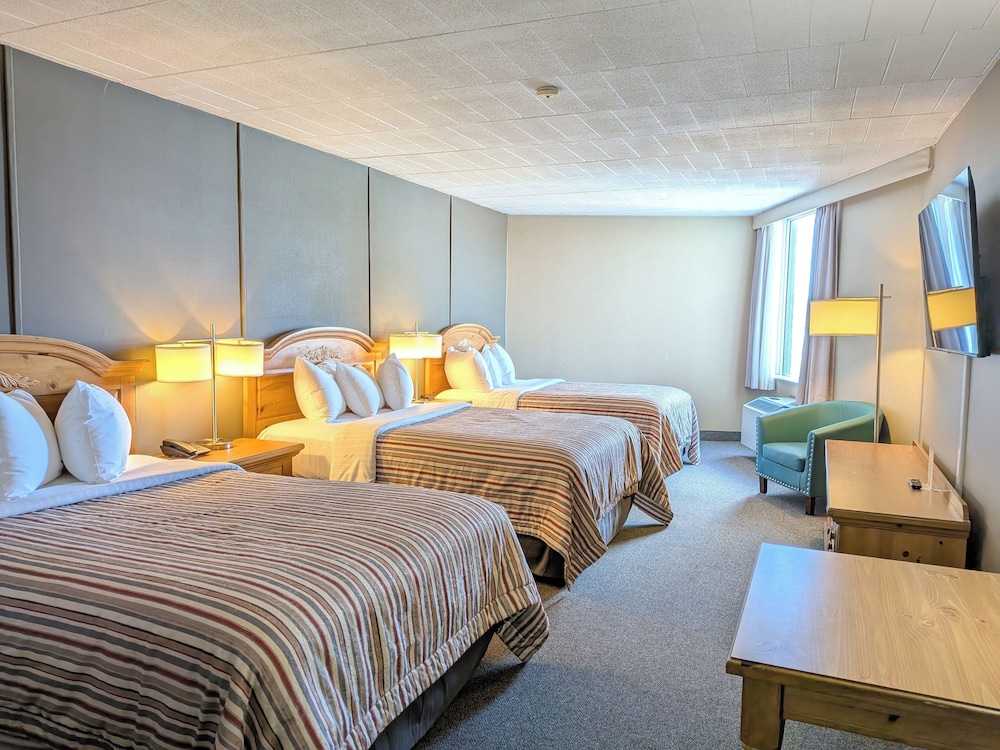 Standard, Triple, 3 Double Beds, City View, Confederation Place Hotel 2/10