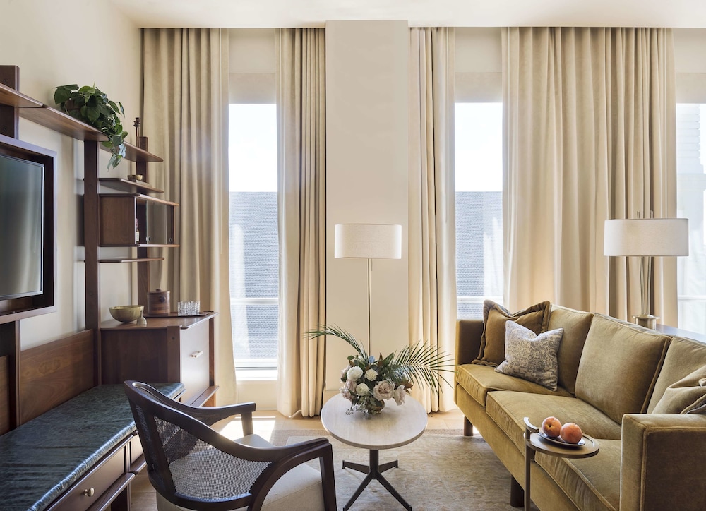 The Dewberry Charleston 46/66