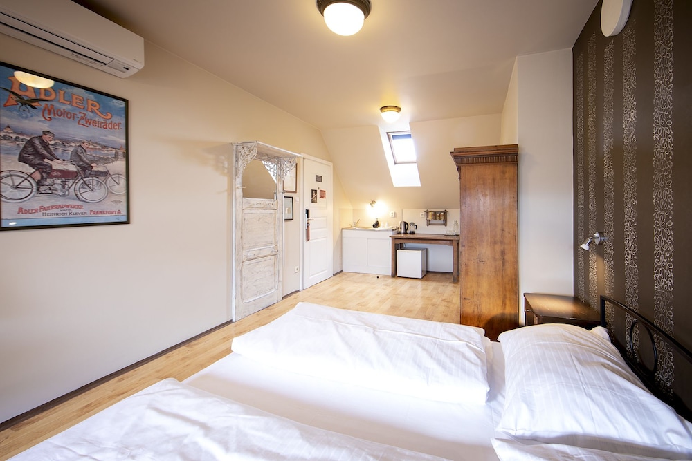 ROOM, DOUBLE OR TWIN BED