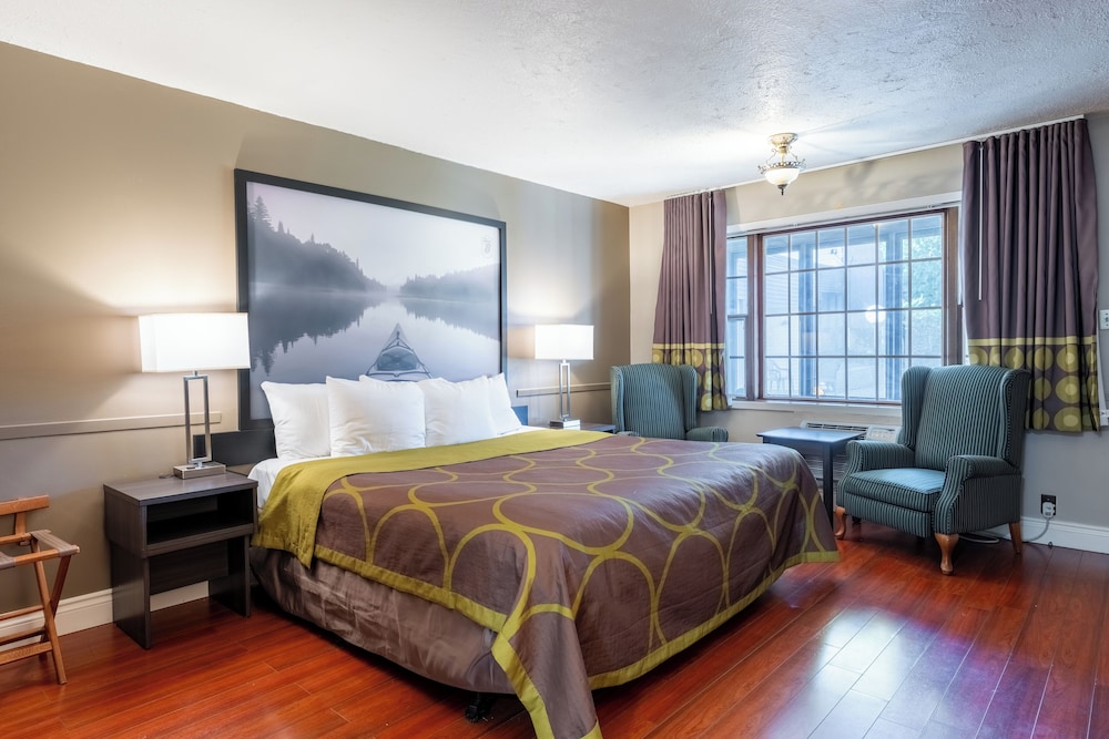 Super 8 by Wyndham Gananoque - Country Squire Resort 30/88