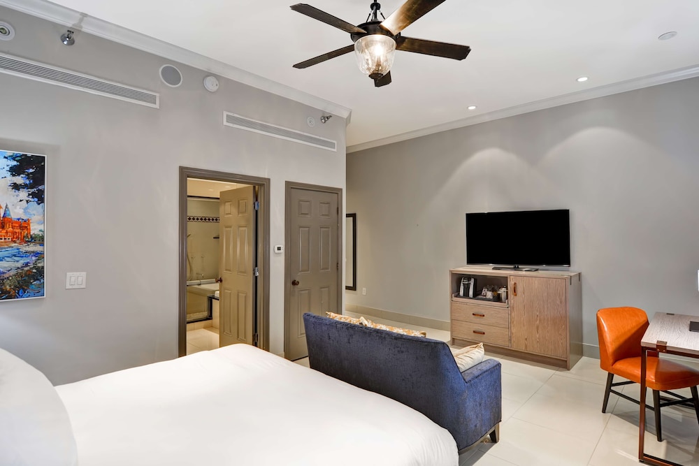 ROOM, KING BED, JETTED TUB
