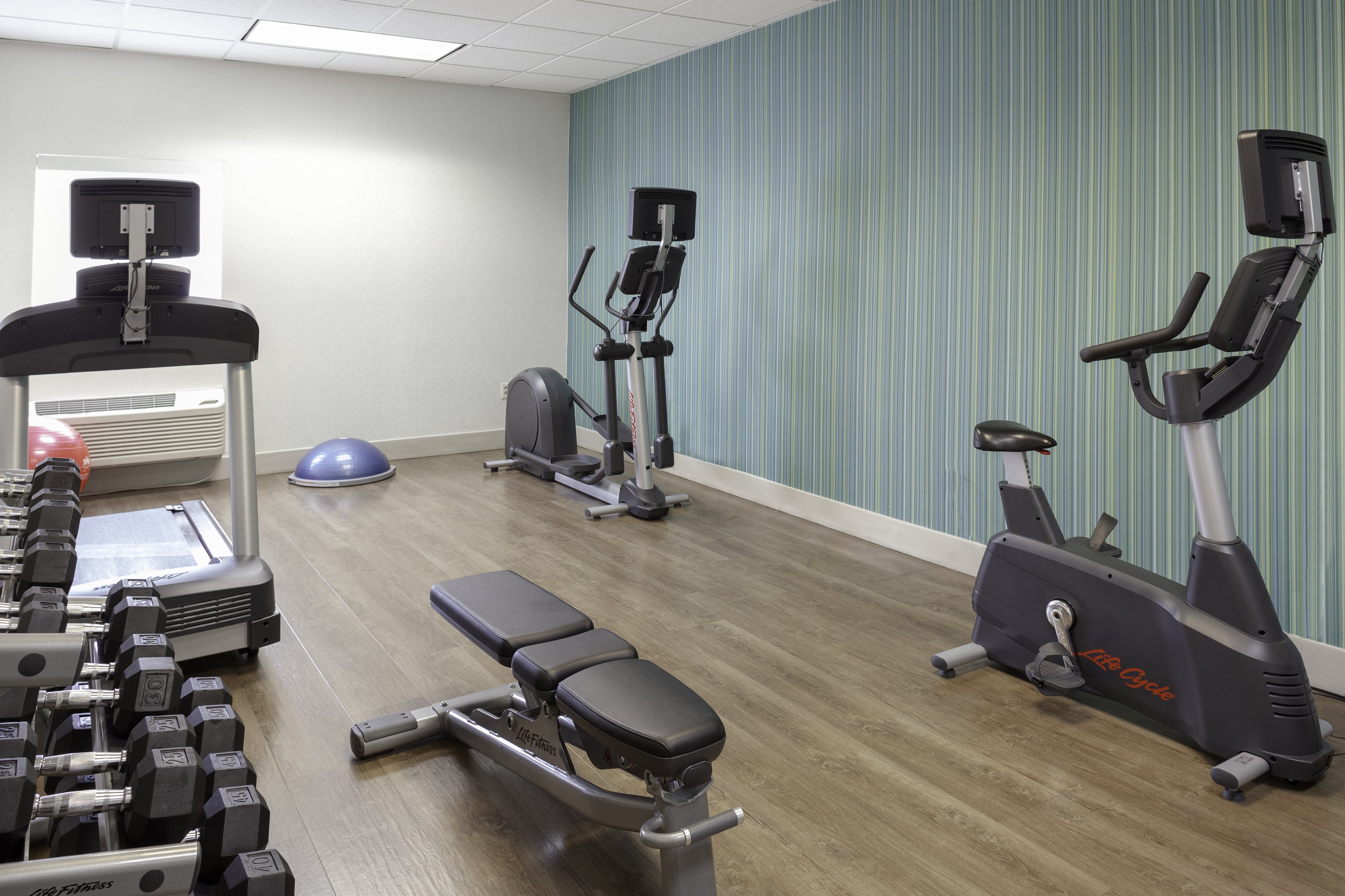 Holiday Inn Express Myrtle Beach-Broadway at the Beach 28/56