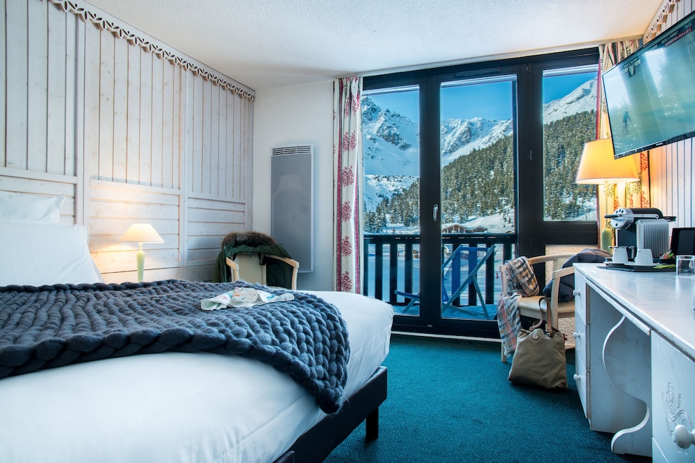 Lake Hotel Courchevel 1850 11/50