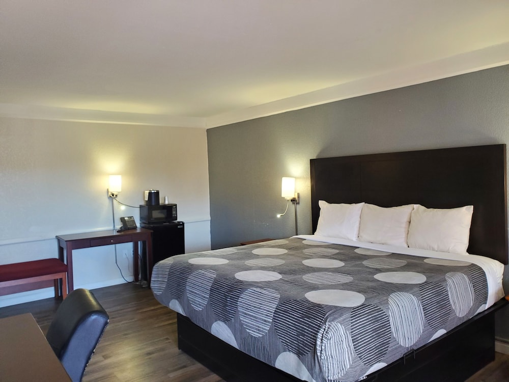 DELUXE, KING BED, SMOKING