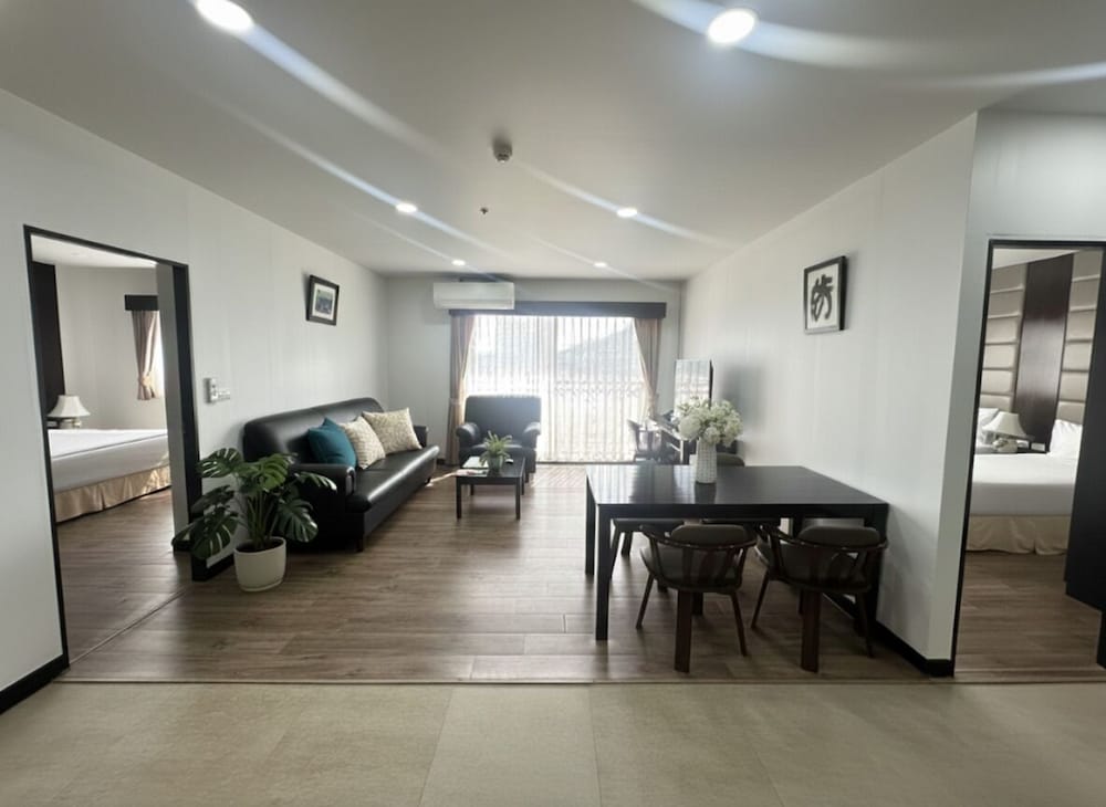 2 BEDROOMS, SUITE