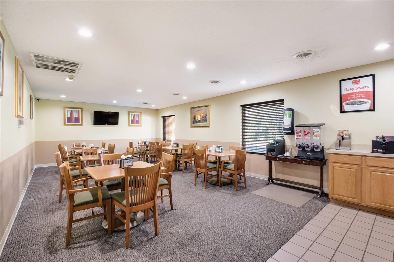 Econo Lodge Inn & Suites Knoxville East 22/25