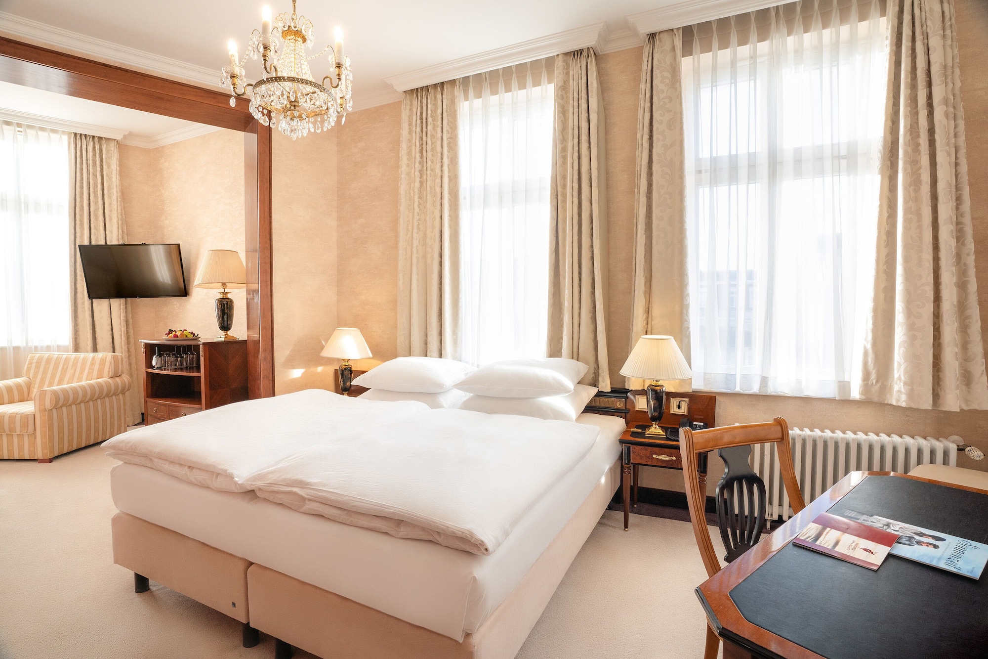 ROOM, DOUBLE BED