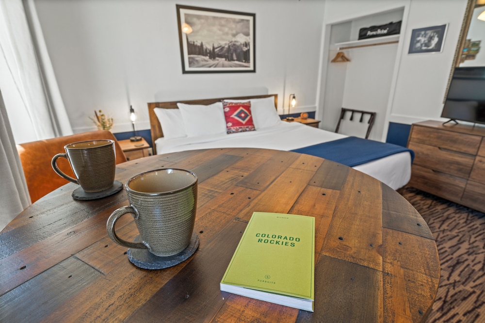 The Bent Elbow Hotel and Restaurant 33/40