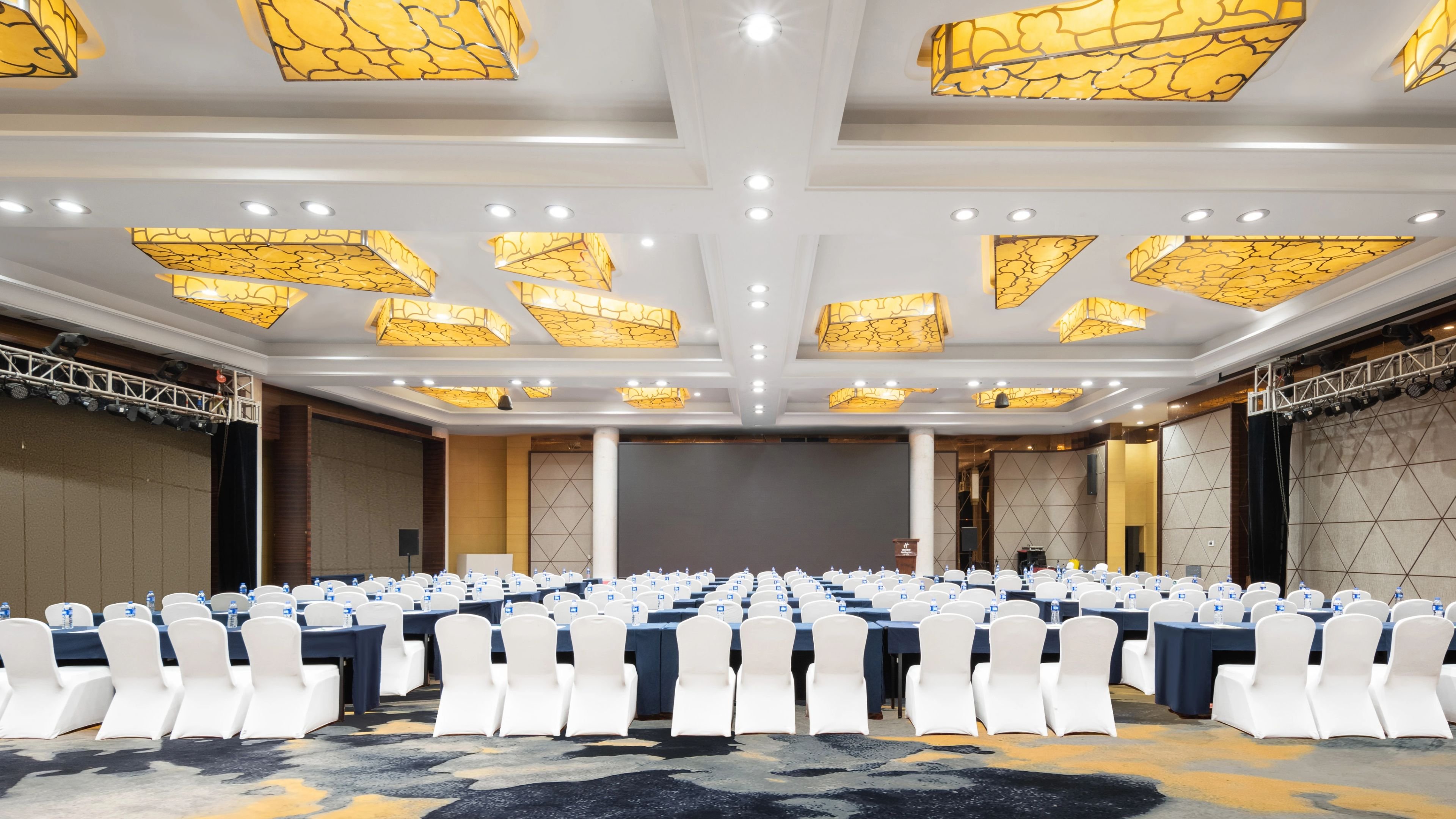 HOLIDAY INN SHIJIAZHUANG CENTRAL 65/77