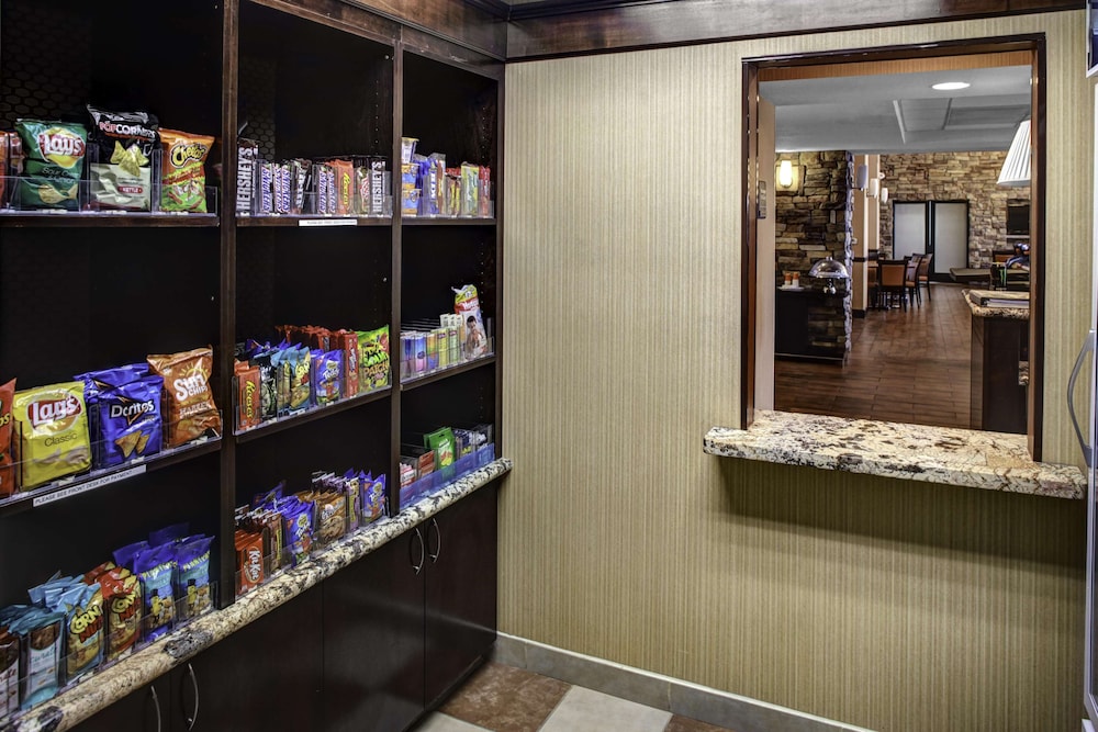 Hampton Inn and Suites-Bakersfield/Hwy 58, CA 44/51