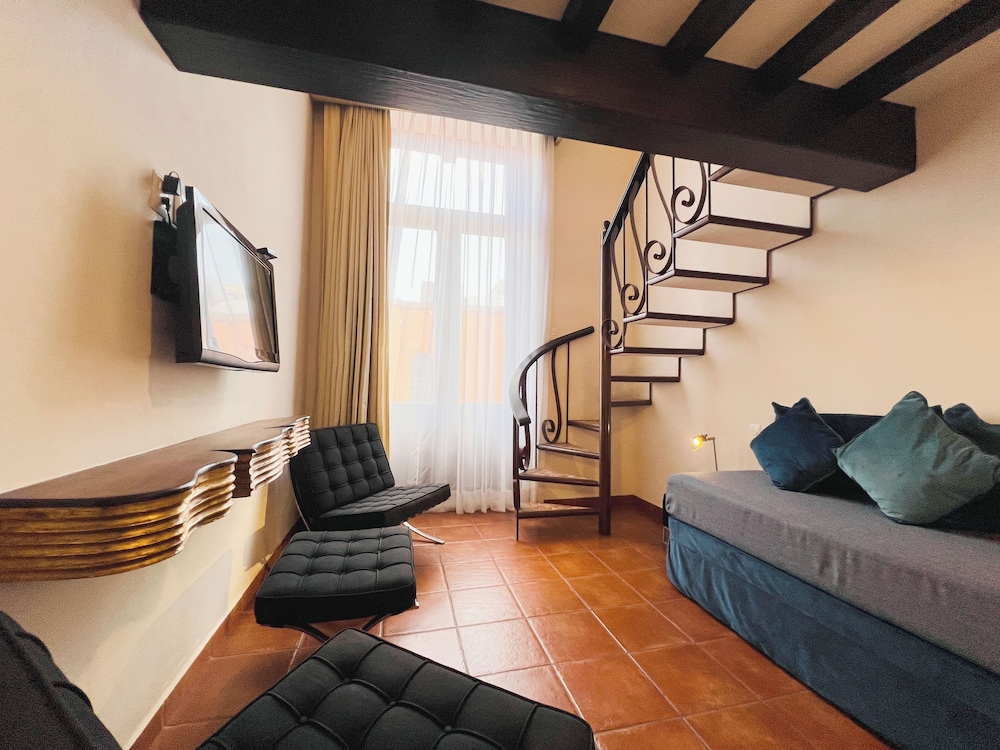 Herencia Hotel By Hosting House 35/50