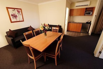 NARELLAN MOTOR INN 40/54
