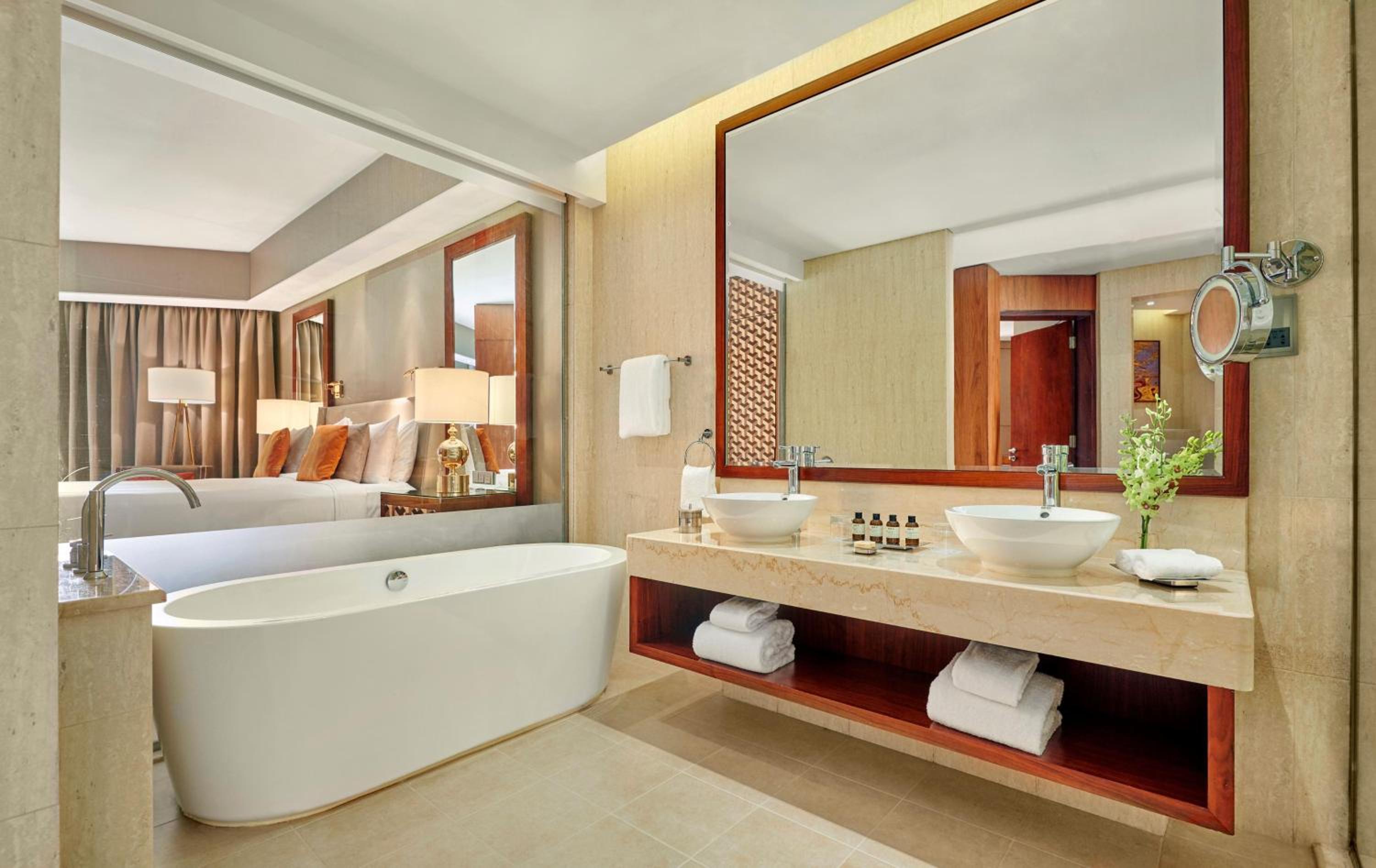 جناح ديلوكس بسرير كينج بغرفتي نوم، Fairmont Ajman 9/9