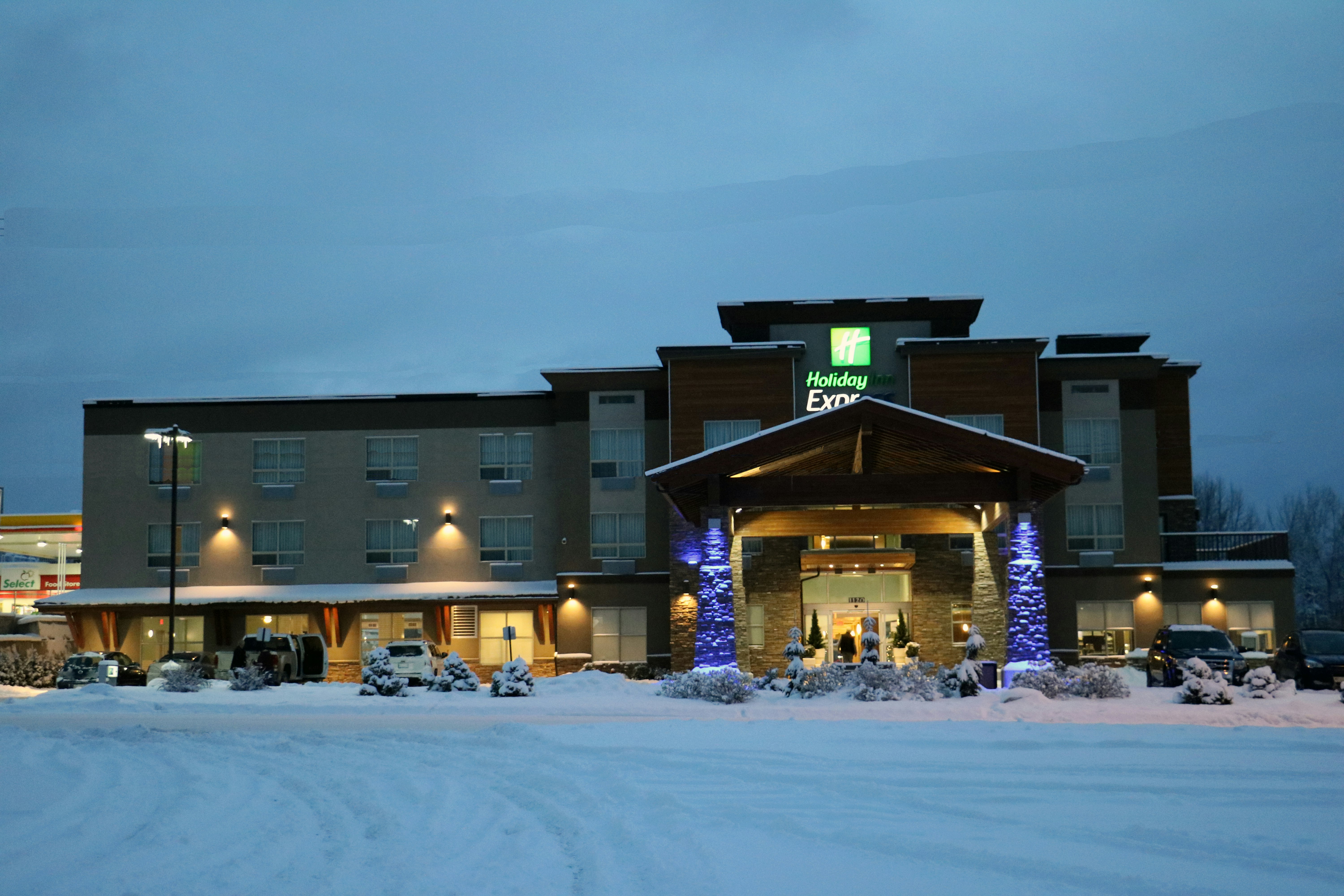 HOLIDAY INN EXPRESS GOLDEN KICKING HORSE 2/75