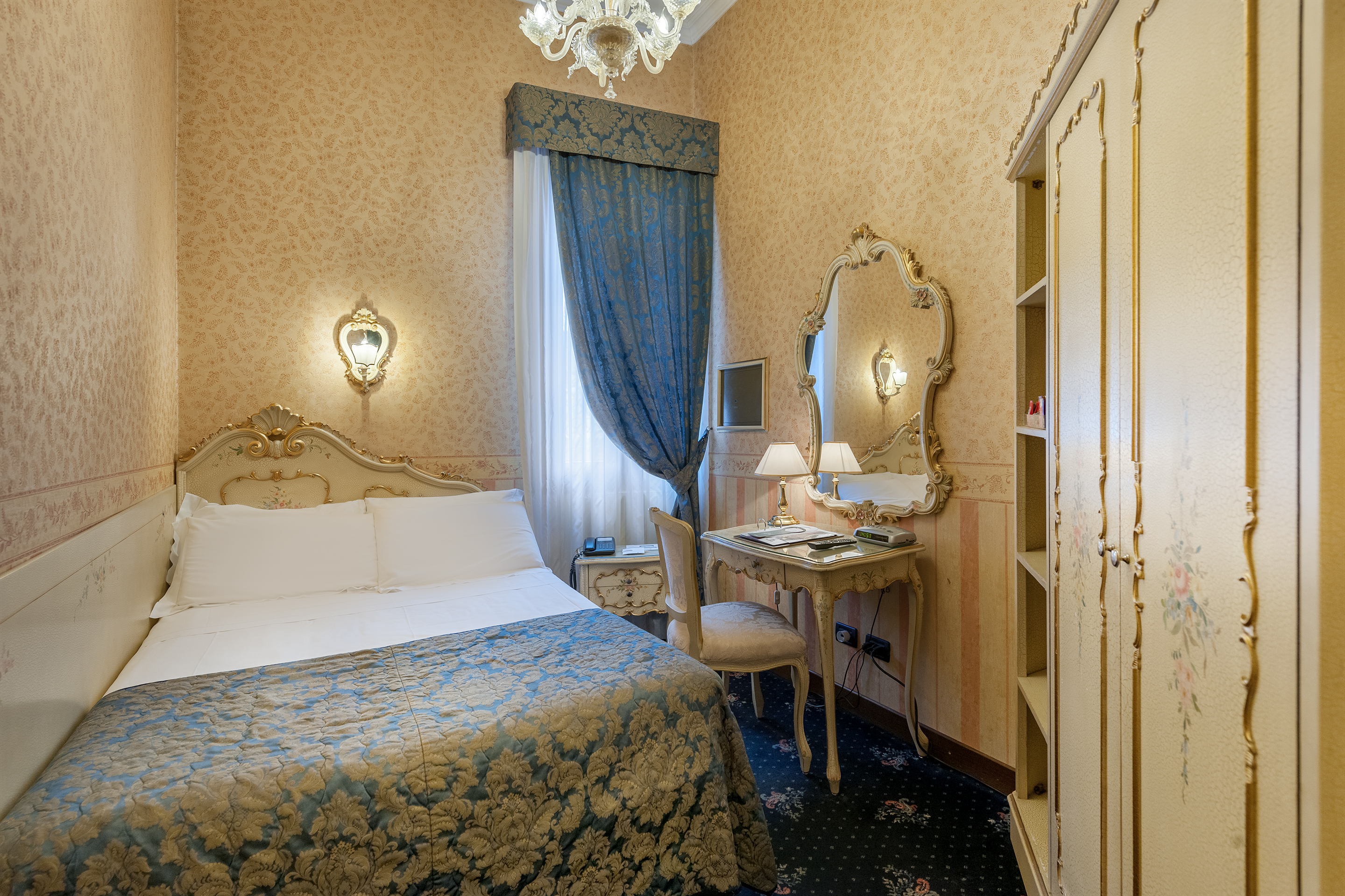 ECONOMY Double Room (French Bed Size)
