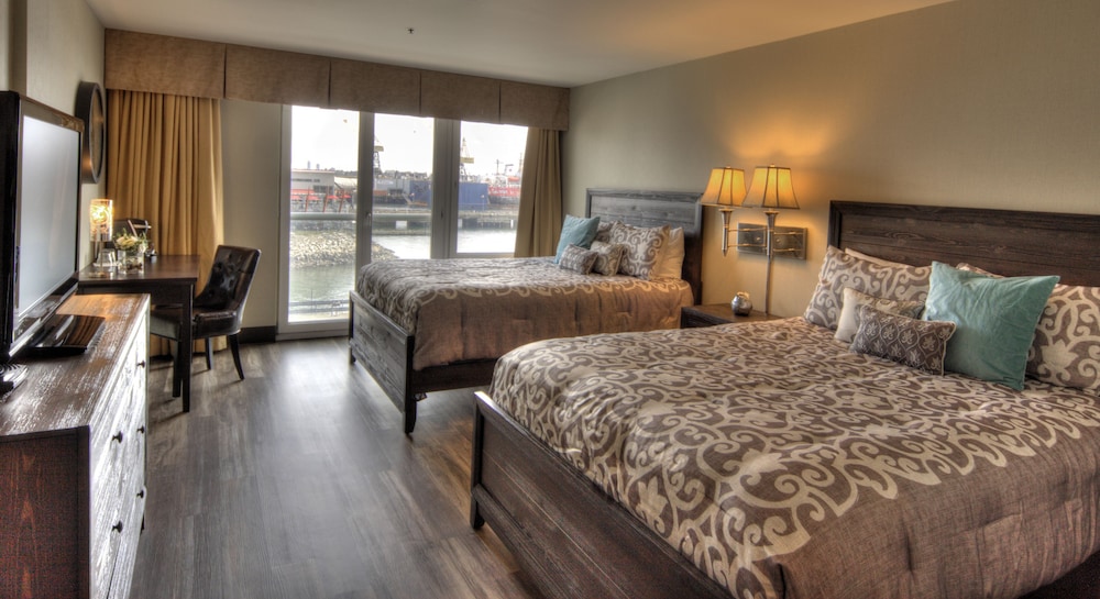 Lonsdale Quay Hotel 24/76