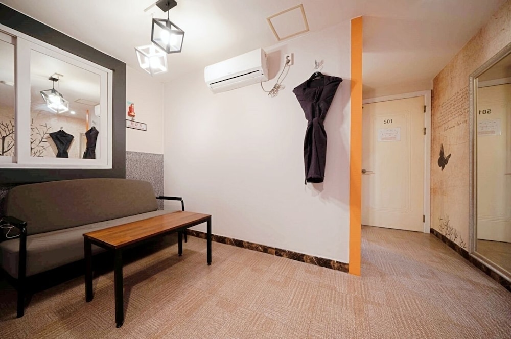 V Hotel 11/50