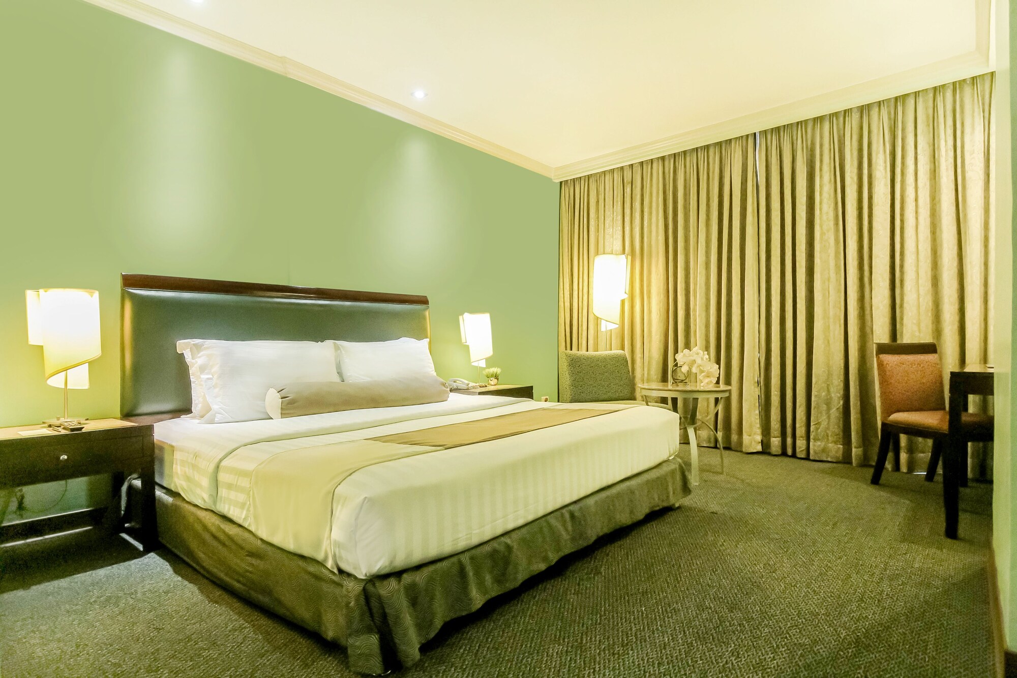 DELUXE ROOM