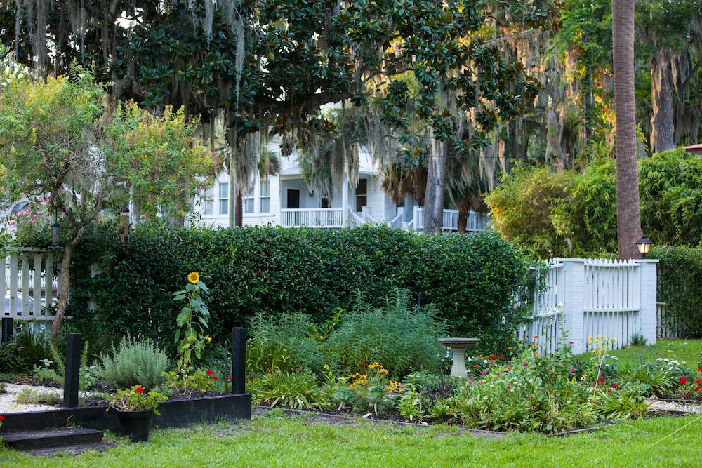 Rhett House Inn 49/50