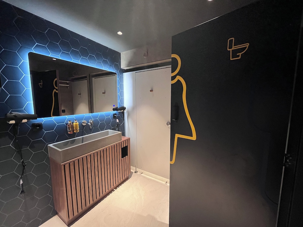 The Hyve Capsule hostel Amsterdam 3/24