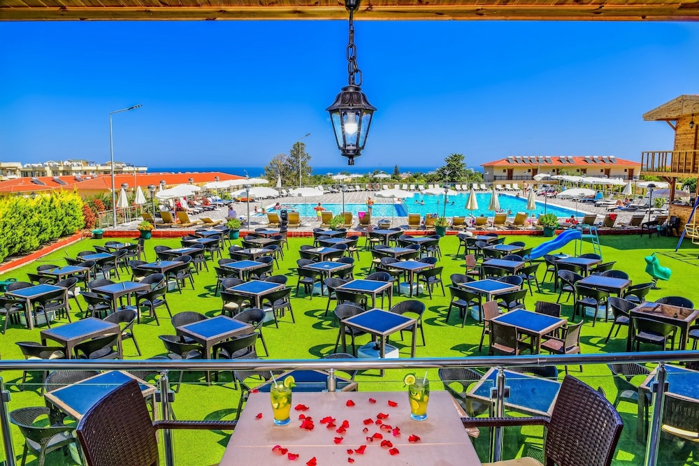 RIVERSIDE GARDEN RESORT(FORMERLY RIVERSIDE HOLIDAY VILLAGE) 33/36