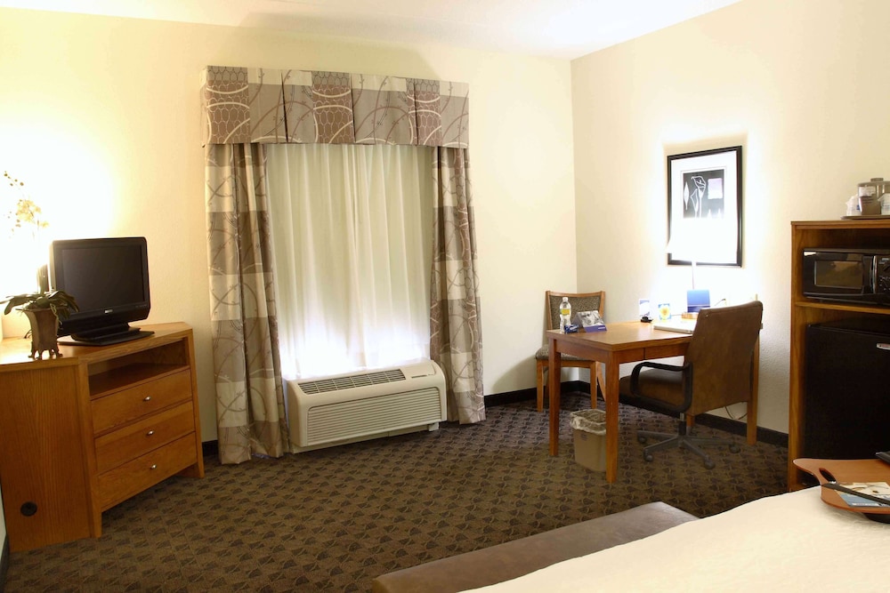 Hampton Inn & Suites Chesapeake-Square Mall 14/41