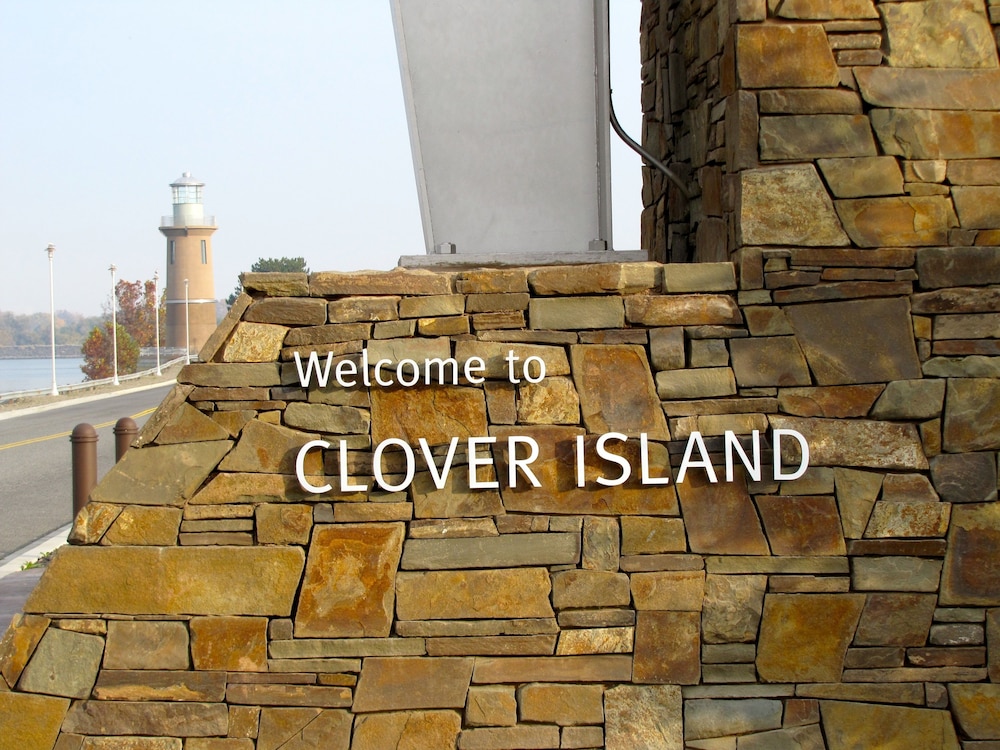 Clover Island Inn 4/54