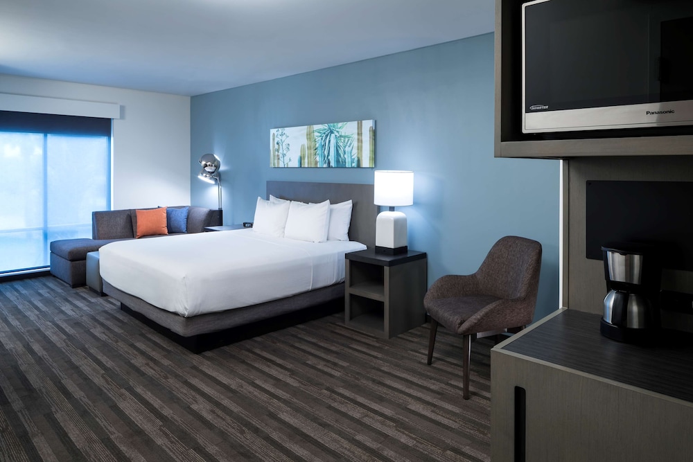 ROOM, KING BED, DEN