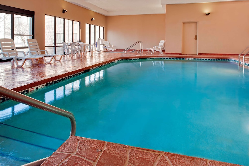 Hampton Inn Iowa City/Coralville 7/54